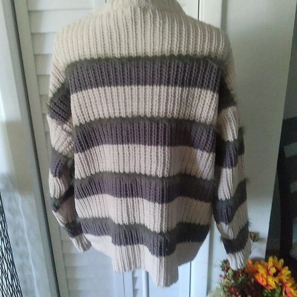 NWT Easel boxy Sweater with soft faux-fur accent along bold gray stripes. Sz. S - Picture 5 of 9